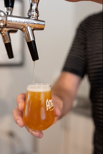 Johan Håkansson tappar upp Ängöl i sitt bryggeri i Kalmar